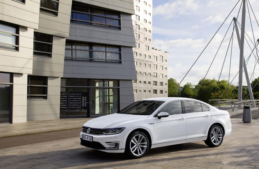  Volkswagen Passat GTE 2015 года  (фото 8 из 26)